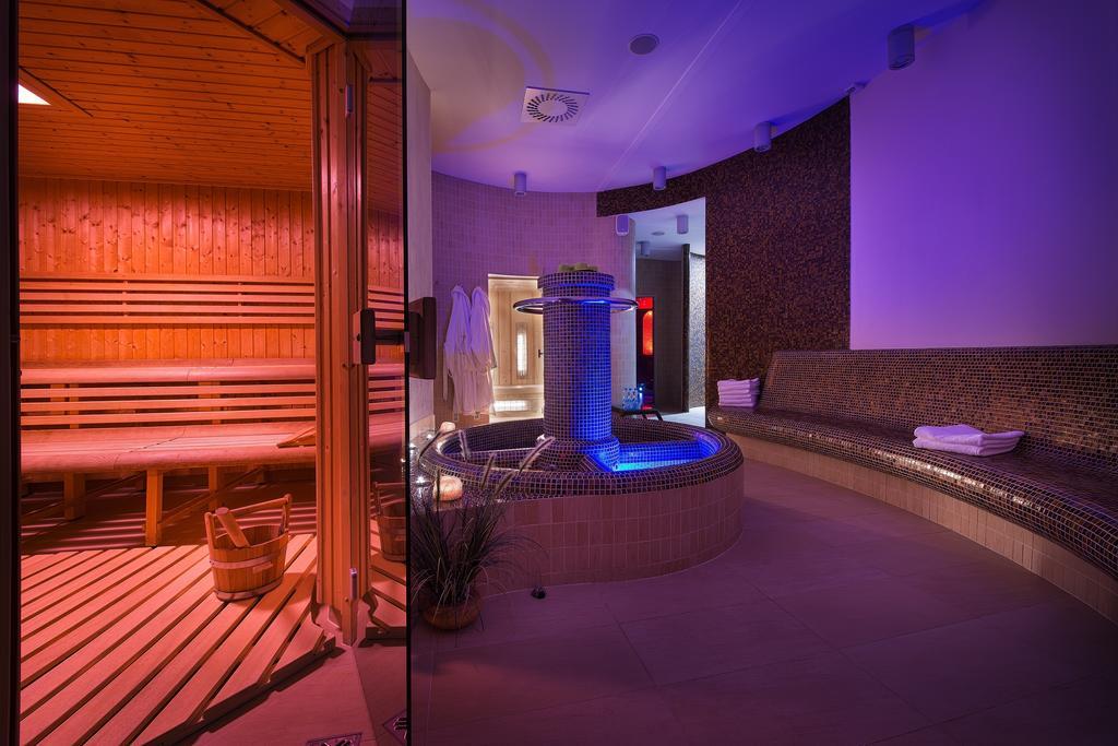 Wellness Hotel Diamant Hluboka nad Vltavou Exterior photo